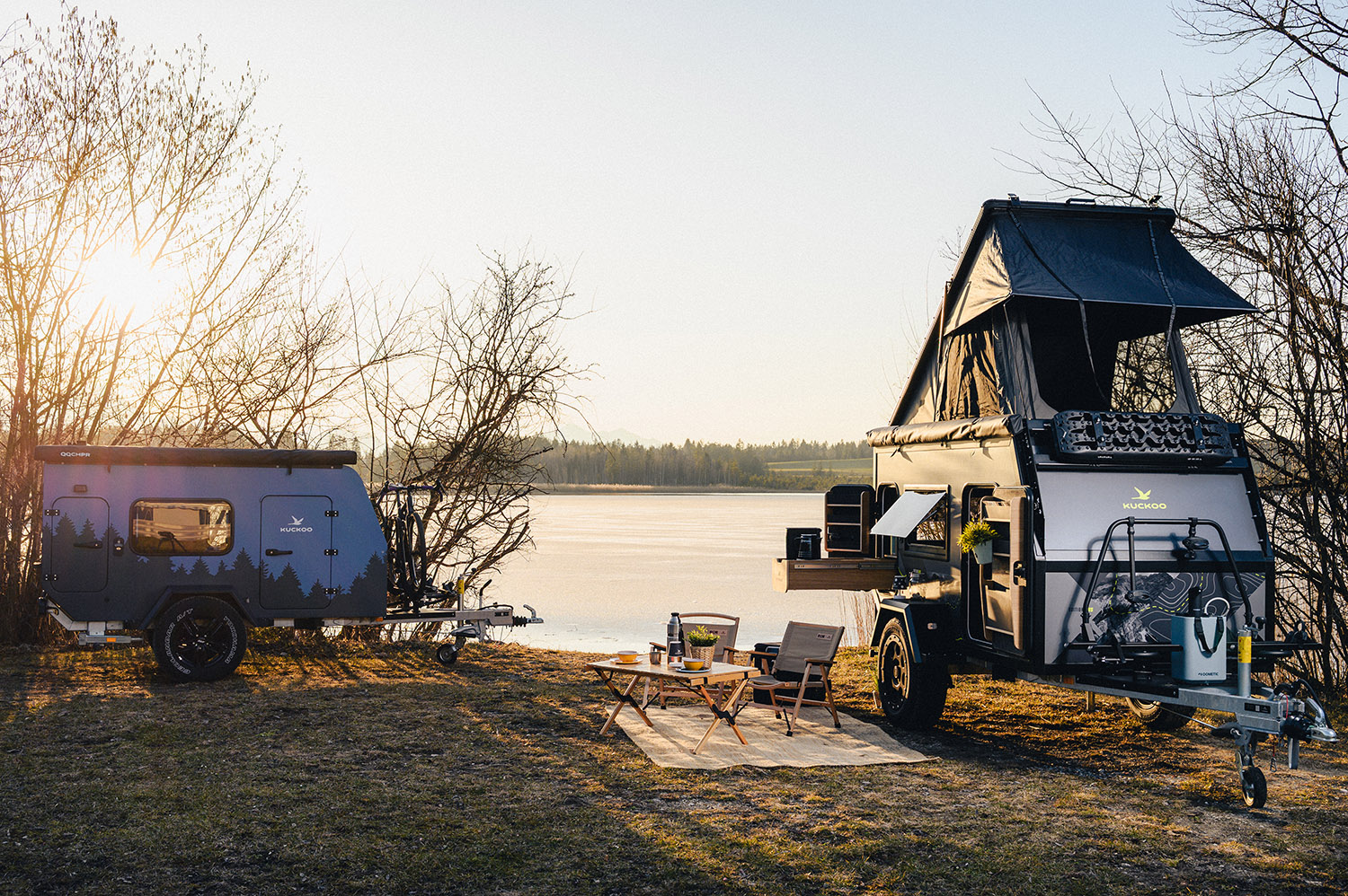 Fiat 500 mit Dachzelt bei Sonnenuntergang
